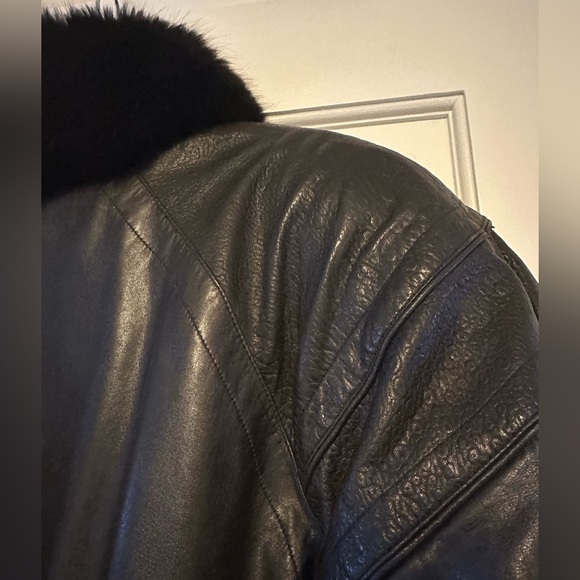 Vintage leather coat with fox fur trim. Lined with sheer ed fox inside! - Picture 6 of 7